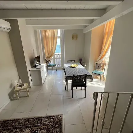 Luna, Con Vista Mare *